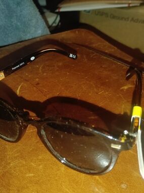 Women’s Black Polarized Sunglasses - Classic Round Frame